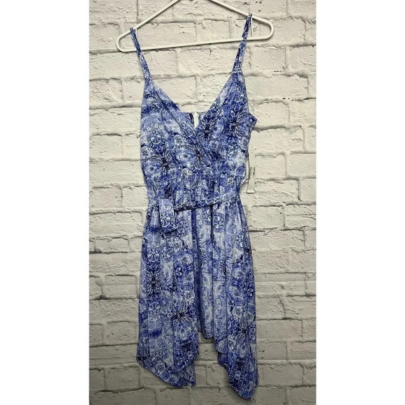 NWT Aqua Women's Blue White Paisley Handkerchief Mini Dress M. - Picture 7 of 11